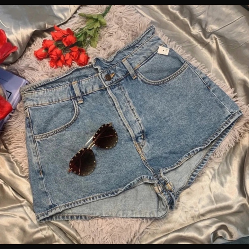 🌹H&M Divided • Classic High-Waist Light Blue Denim Shorts - NWT